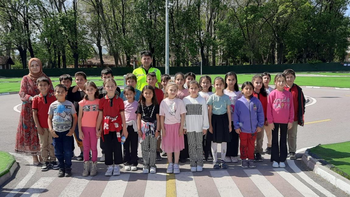 Okulumuz 3.Sınıf  öğrencilerine yönelik millet bahçesi trafik eğitim parkurunda ilçe trafik ekiplerimizce öğrencilerimiz  trafik kuralları hakkında bilgilendirilmiştir.