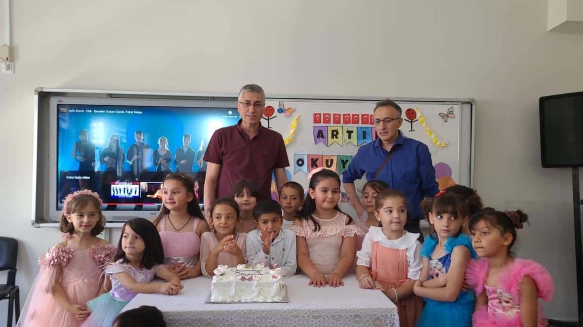 Okulumuz birinci 1. öğrencileri çok amaçlı salonumuzda çeşitli etkinlikler şiirler ve gösterilerle okuma bayramı etkinliği gerçekleştirmişlerdir .Öğrencilerimize eğitim öğretim hayatlarında başarılar diliyoruz.